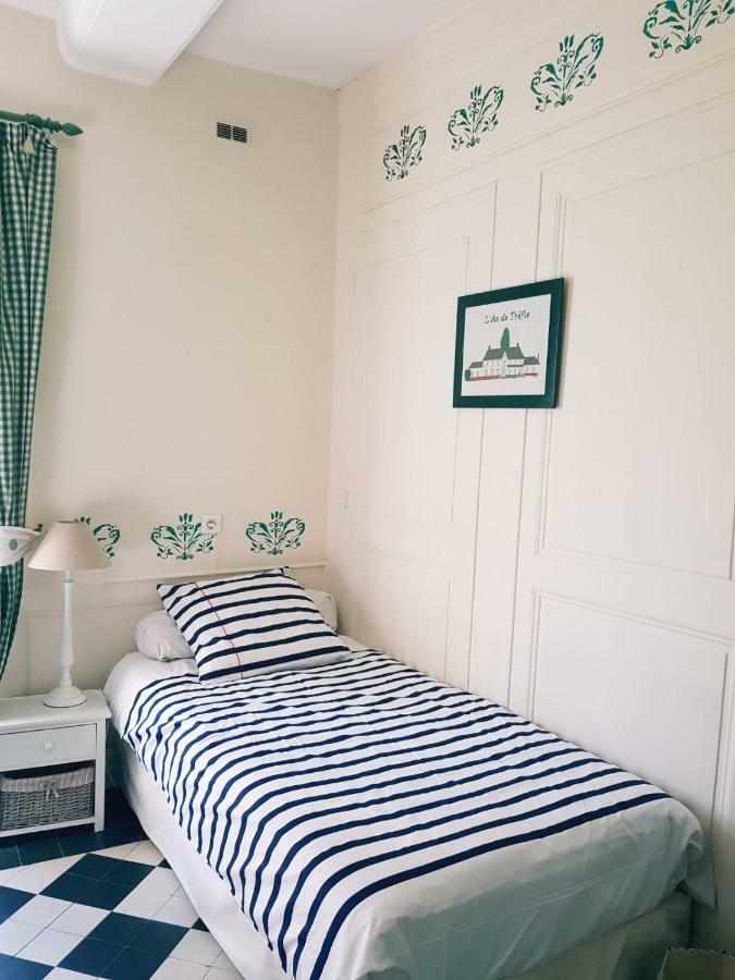Manoir De L'As De Trefle Bed & Breakfast Isneauville Bagian luar foto